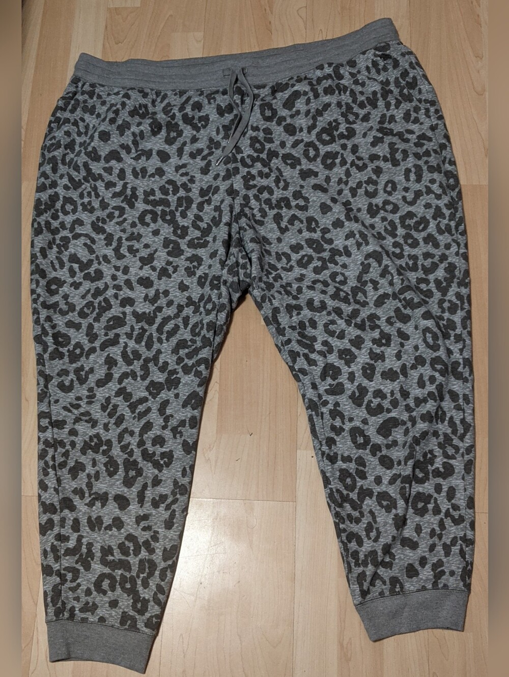 *Like New* Old Navy 3x grey leopard print joggers with tapered ankle